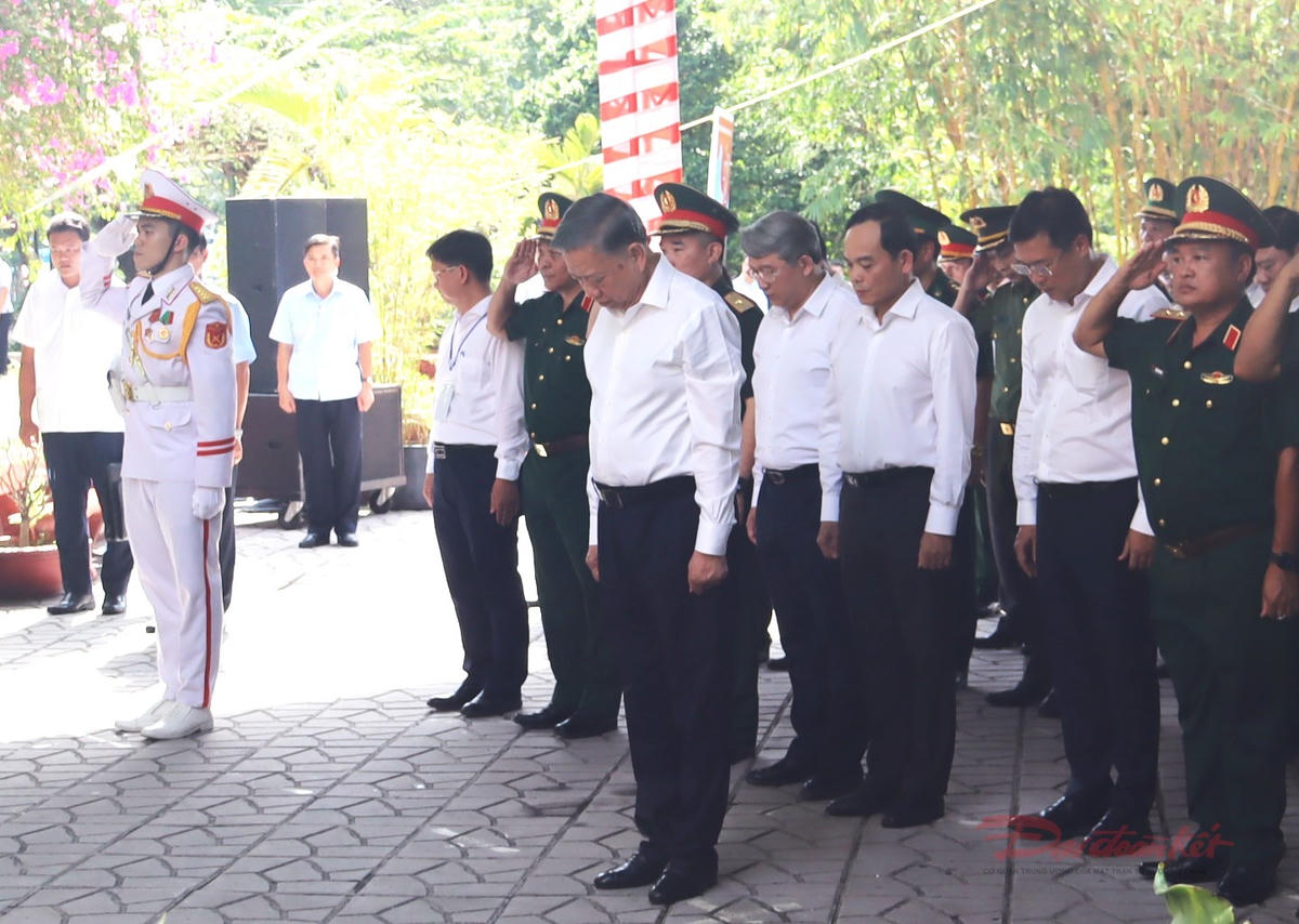 Tổng Bí thư, Chủ tịch nước Tô Lâm cùng đoàn công tác dành phút mặc niệm trước bia tưởng niệm cố Tổng Bí thư Trần Phú. Ảnh: T.Luân.