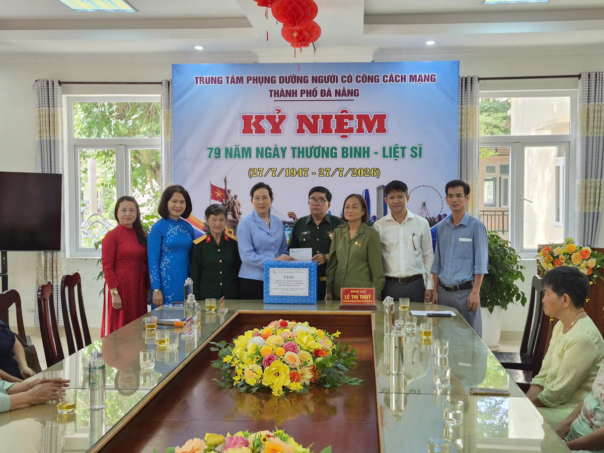 Chủ tịch Hội Liên hiệp Phụ nữ Việt Nam Lê Thị Thủy (ở giữa) thăm hỏi, tặng quà người có công tại trung tâm phụng dưỡng người có công cách mạng TP Đà Nẵng. Ảnh: Nguyễn Tín.