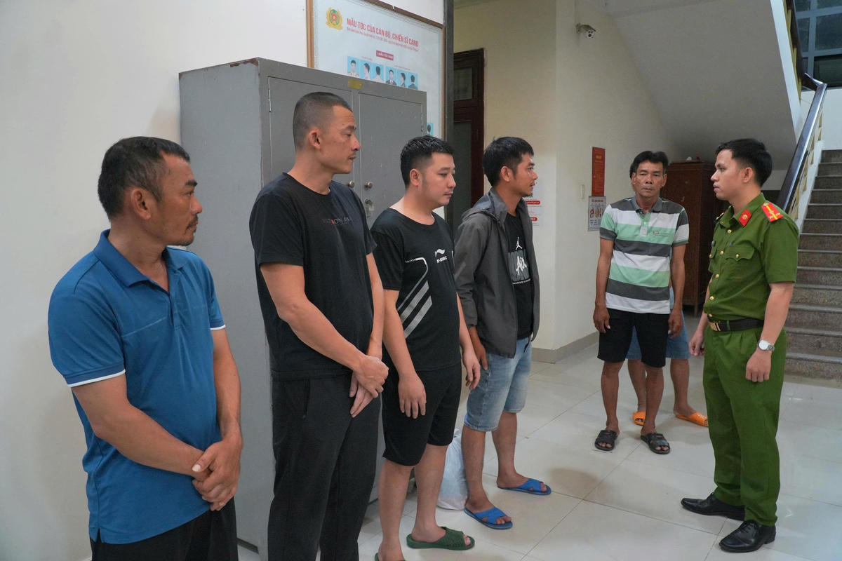 Lực lượng Công an tỉnh Quảng Ngãi đọc quyết định bắt các đối tượng liên quan đến cá độ bóng đá. Ảnh: CA Quảng Ngãi.