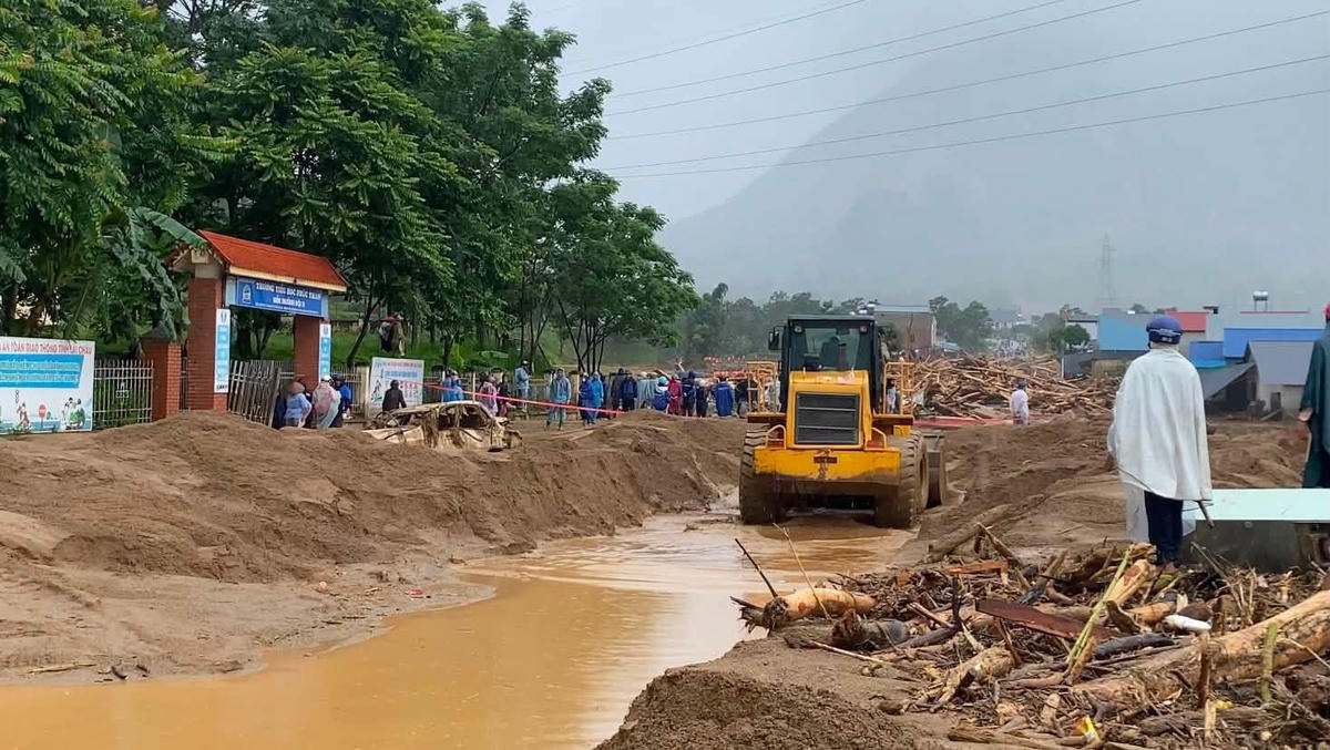 Các lực lượng tham gia hỗ trợ giúp đỡ người dân xã Mường Than. Ảnh: Trung tâm dịch vụ tổng hợp Mường Than.