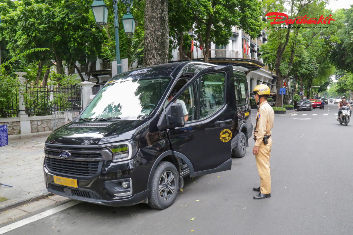Trên phố Lý Thái Tổ, tổ công tác tiếp tục phát hiện một ô tô biển vàng mang biển kiểm soát 29K-062.xx dừng gần khu vực ngã tư, tài xế rời khỏi ghế lái để chờ khách.