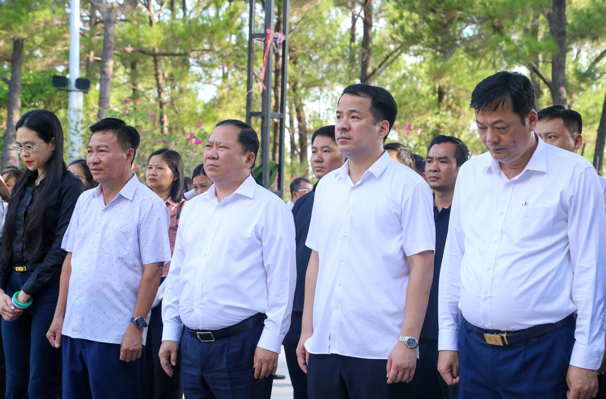 Trong khuôn khổ chương trình, đoàn đã đến dâng hương, dâng hoa viếng Anh hùng liệt sĩ tại Nghĩa trang Liệt sĩ Quốc gia Trường Sơn. Ảnh: Đỗ Văn.