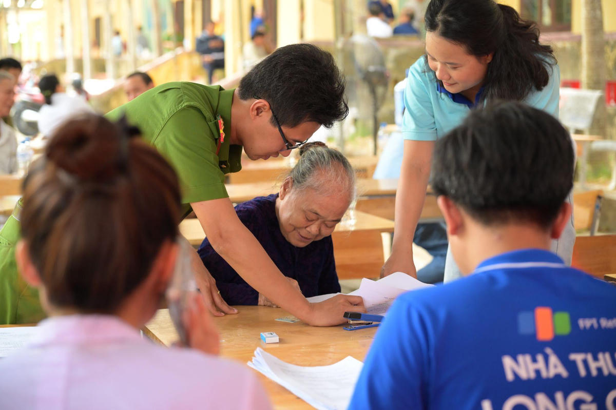 Nhiều thân nhân liệt sĩ dù tuổi cao vẫn trực tiếp đến lấy mẫu ADN với hy vọng sớm đưa hài cốt người thân về với quê hương, gia đình. Ảnh: H.Khánh.