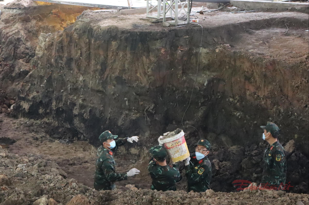 Các lực lượng tiến hành đào, tìm kiếm hài cốt liệt sĩ tại Công viên Lê Thị Riêng vào chiều 17/7. Ảnh: T.Luân.