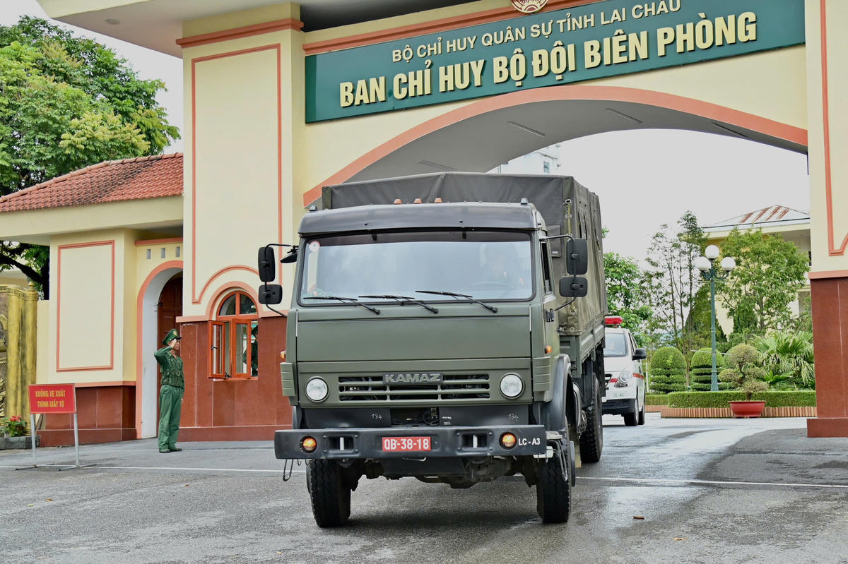 Bộ đội biên phòng lên đường thực hiện nhiệm vụ hỗ trợ người dân vùng lũ tại xã Mường Than và Than Uyên.