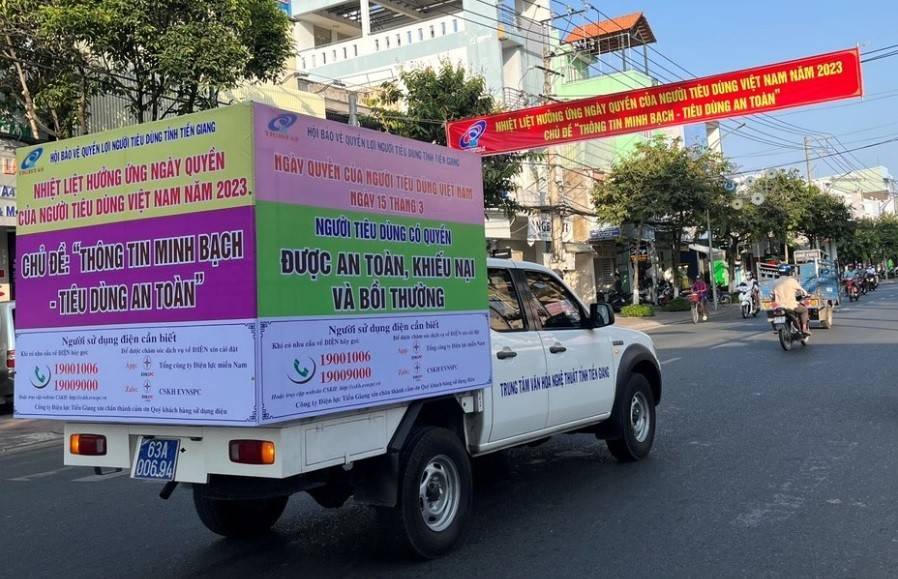 Hoạt động tuyên truyền của Hội Bảo vệ quyền lợi người tiêu dùng tỉnh Tiền Giang. Ảnh: Trần Linh