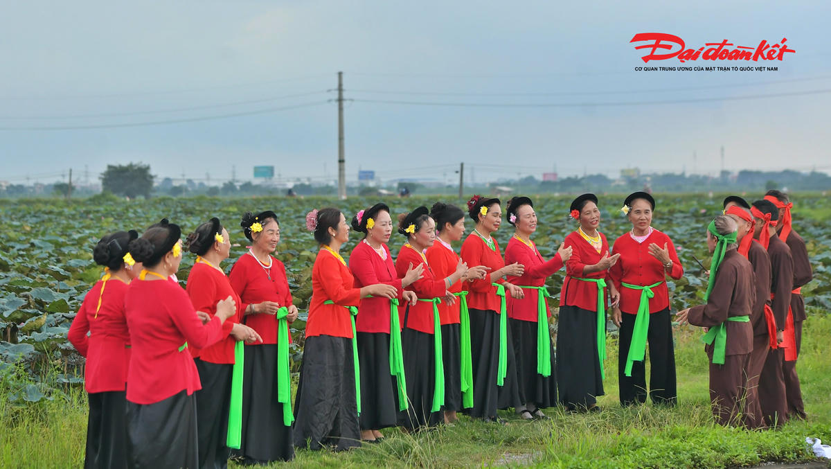 “Một đàn thời cò trắng bay rồi/ Bên nam thời bên nữ ta ngồi xuống đây/ Một đàn thời cò trắng bay chung/ Bên nam thời bên nữ ta cùng cất lên...”