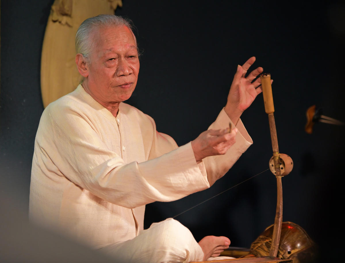 Hành trình của NSND Xuân Hoạch không phải là câu chuyện của hào quang, mà là câu chuyện của sự kiên trì và niềm tin. Trong dòng chảy gấp gáp của đời sống hiện đại, những con người như ông chính là điểm tựa âm thầm để xẩm, ca trù và nghệ thuật truyền thống Việt Nam không bị đứt gãy, tiếp tục hiện diện một cách chậm rãi nhưng vững vàng trong đời sống hôm nay.
