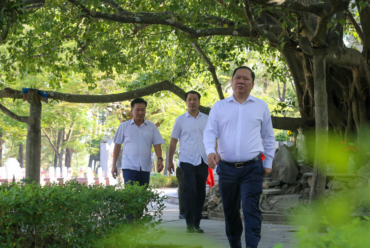 Tham gia đoàn công tác còn có ông Ngô Văn Cương, Phó Bí thư chuyên trách Đảng ủy MTTQ, các đoàn thể Trung ương. Ảnh: Đỗ Văn.