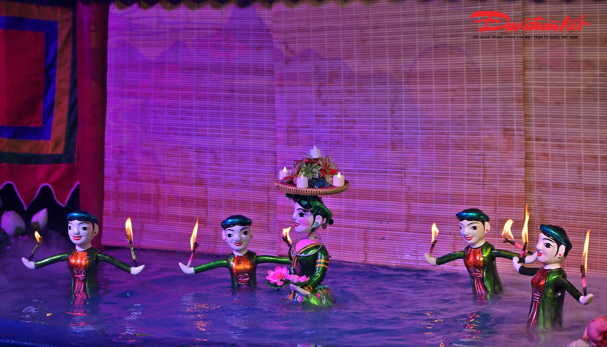 Mở đầu hành trình khám phá là "Rối Show" với những tích trò dân gian quen thuộc được tái hiện sinh động trên sân khấu thủy đình.