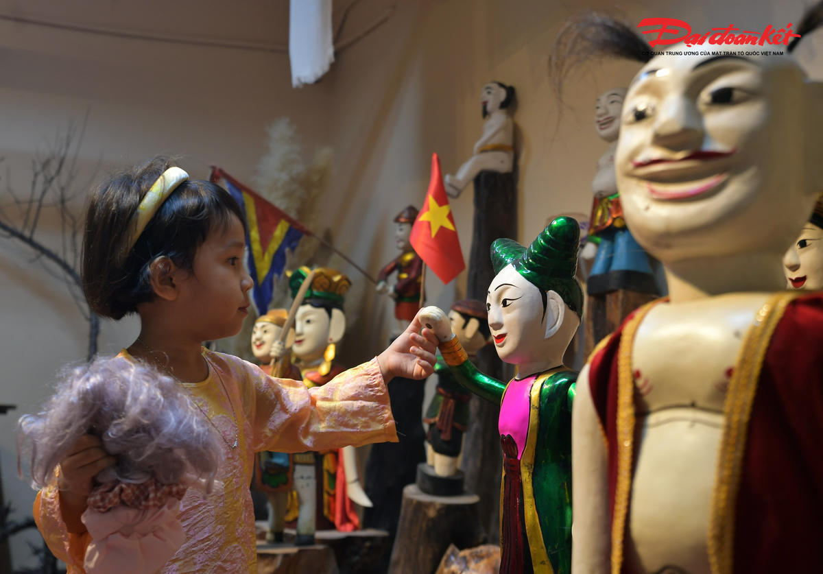 Đến với CADAO Collective, các em nhỏ được trực tiếp chạm, tìm hiểu về loại hình di sản múa rối nước truyền thống.