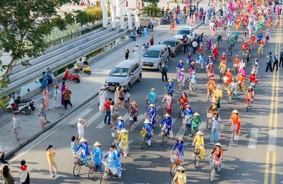 Đoàn xe đạp diễu hành trên tuyến đường Trần Phú, rực rỡ sắc màu tại Festival Biển Khánh Hòa 2026. 
