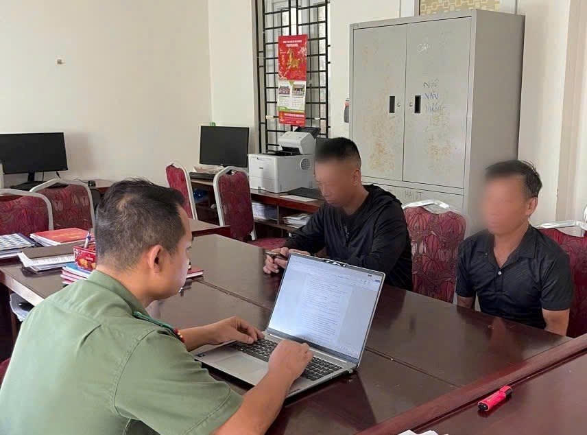 Công an phường Hải An xử phạt vi phạm hành chính 4,6 triệu đồng đối với ông L.X.Đ và L.V.T. Ảnh: CATP.