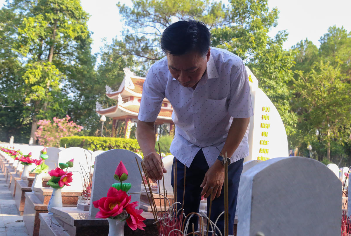 Đoàn công tác của Đảng ủy MTTQ, các đoàn thể Trung ương tri ân liệt sĩ tại Quảng Trị