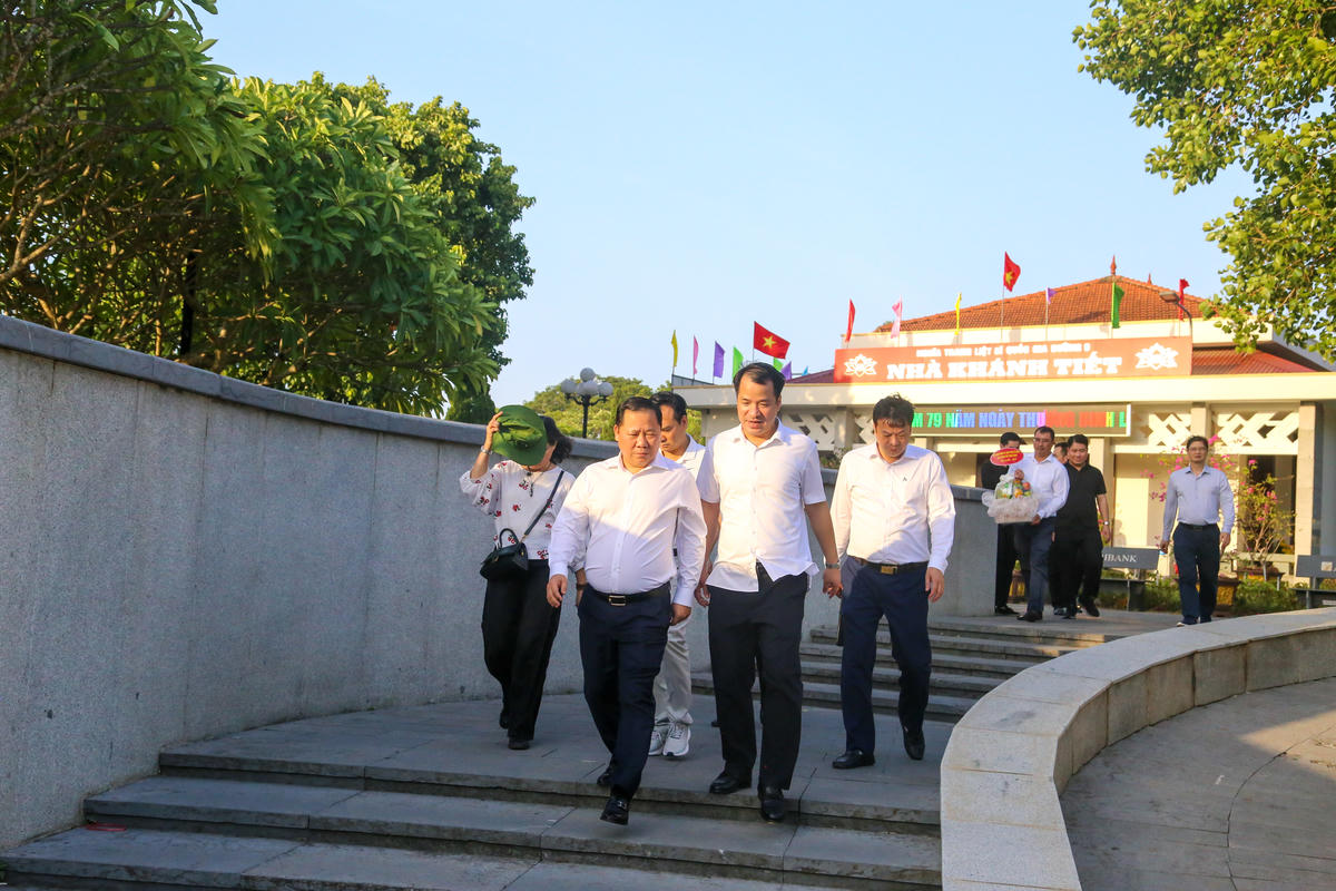 Tiếp tục chương trình, đoàn công tác đã đến viếng Anh hùng liệt sĩ tại Nghĩa trang Liệt sĩ Quốc gia Đường 9. Ảnh: Đỗ Văn.