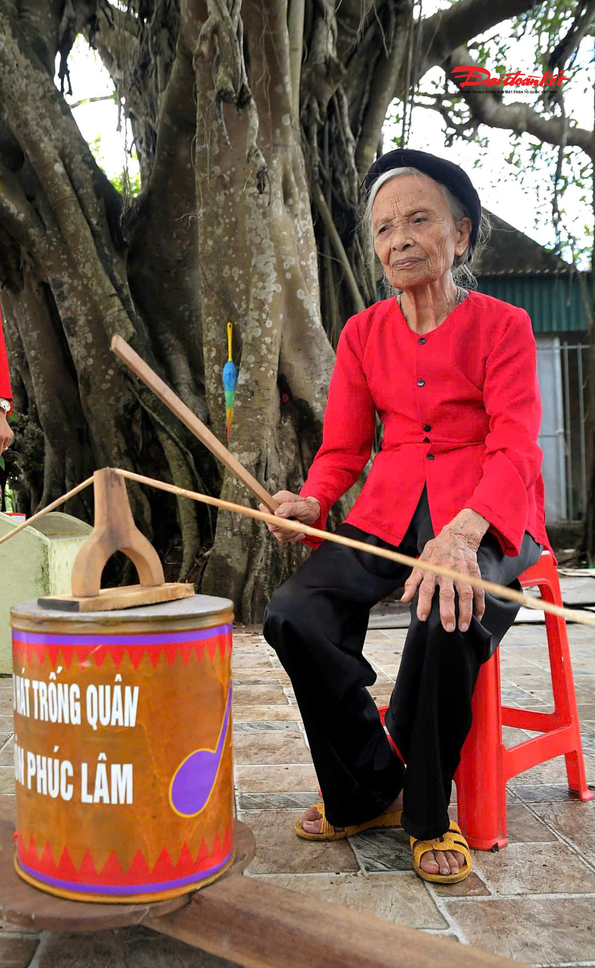 Khi dùng dùi tre gõ vào dây thép, những rung động truyền xuống lòng hố đất tạo nên âm thanh vang vọng đặc trưng. 