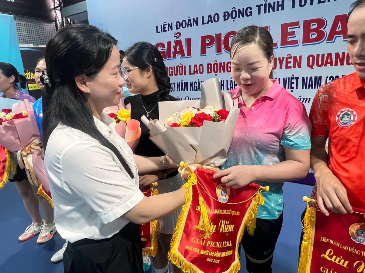 Bà Trần Thị Hoàn, Phó Chủ tịch Ủy ban MTTQ Việt Nam tỉnh Tuyên Quang trao cờ, hoa động viên các đội dự giải.