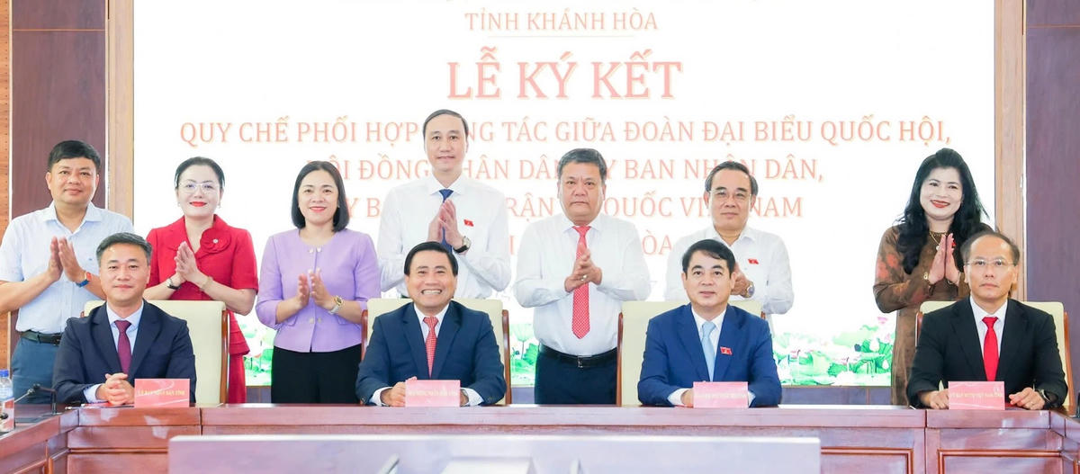 Các lãnh đạo thực hiện ký kết quy chế phối hợp trước sự chứng kiến của Bí thư Tỉnh ủy và lãnh đạo các cơ quan.
