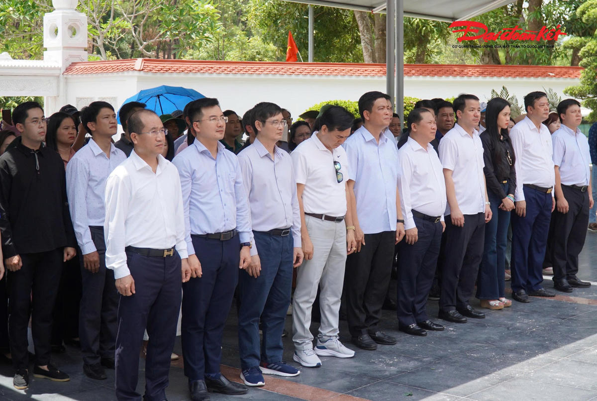 Đoàn công tác của Đảng ủy MTTQ, các đoàn thể Trung ương viếng khu mộ Đại tướng Võ Nguyên Giáp