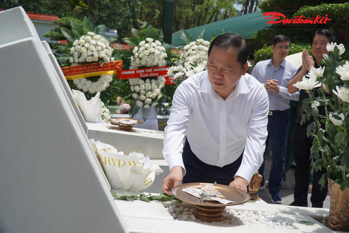 Đoàn công tác của Đảng ủy MTTQ, các đoàn thể Trung ương dâng hương tại Ngã ba Đồng Lộc