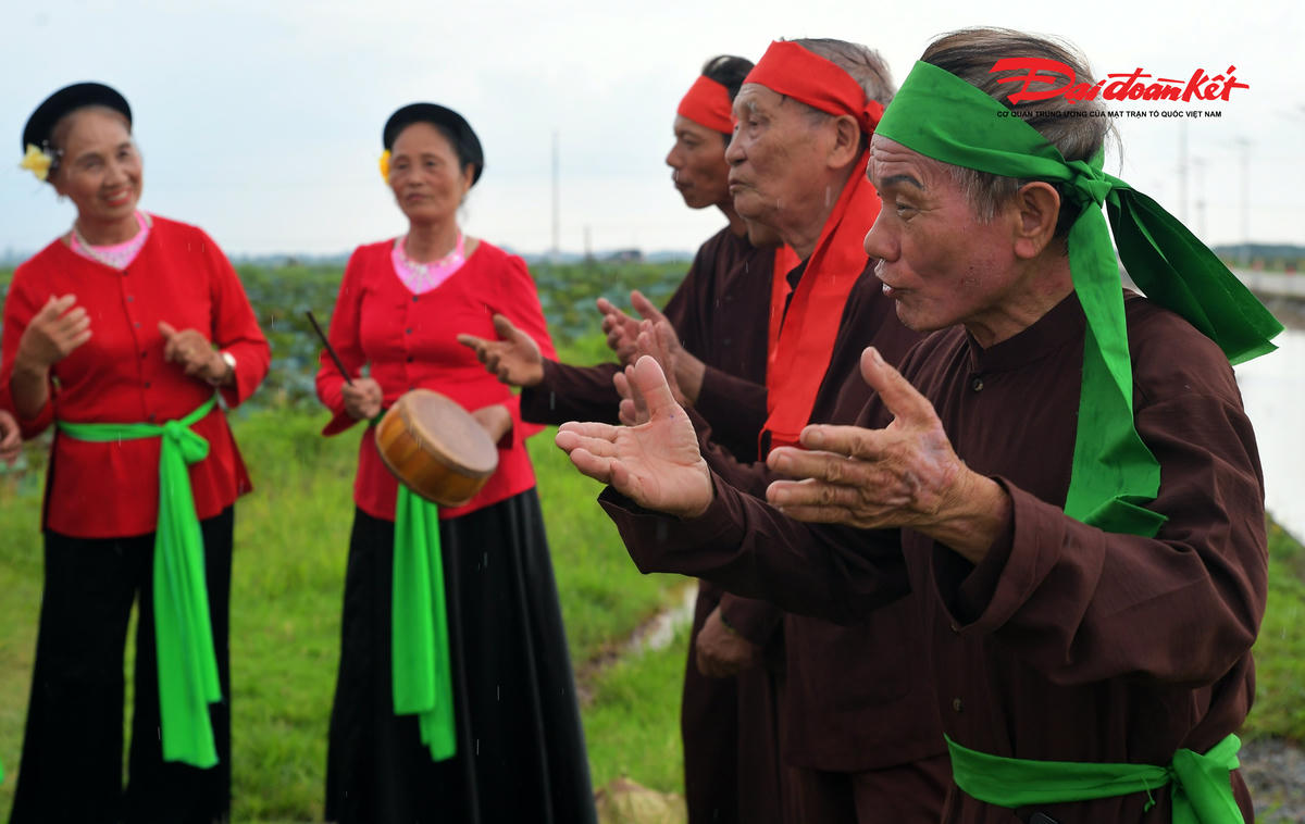 Lời ca mộc mạc nhưng giàu hình ảnh, phản ánh đời sống lao động, tình yêu quê hương, tình cảm lứa đôi và những bài học về đạo lý trong cuộc sống.