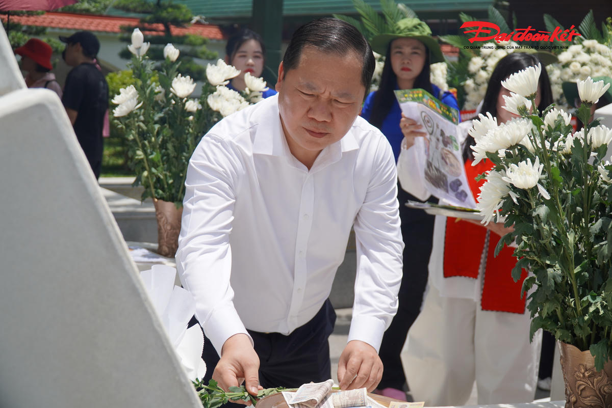 Đoàn công tác của Đảng ủy MTTQ, các đoàn thể Trung ương dâng hương tại Ngã ba Đồng Lộc