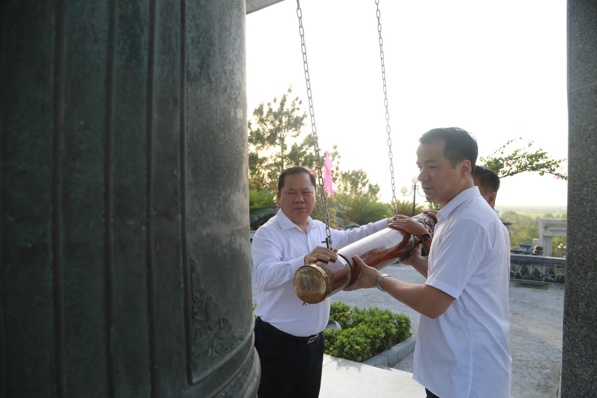 Ông Nguyễn Phi Long, ông Ngô Văn Cương và ông Đào Mạnh Hùng thỉnh 9 tiếng chuông kính báo Anh hùng liệt sĩ Nghĩa trang Liệt sĩ Quốc gia Đường 9. Ảnh: Đỗ Văn.