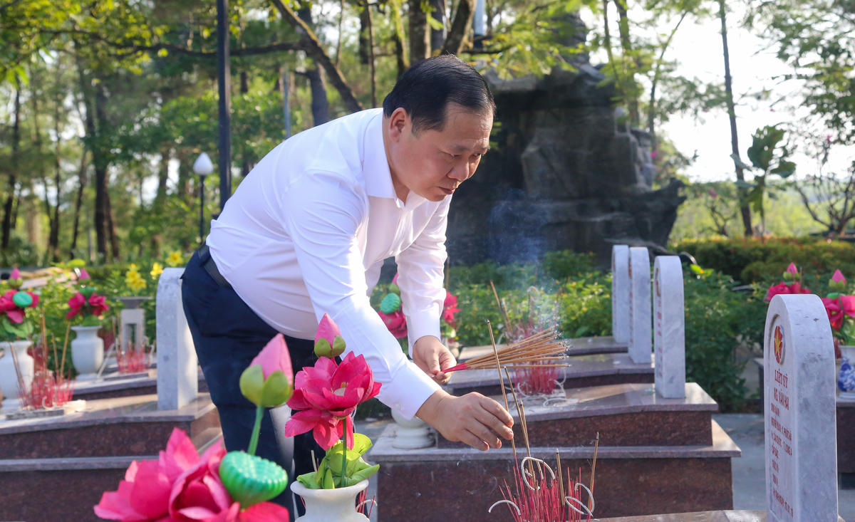 Đoàn công tác của Đảng ủy MTTQ, các đoàn thể Trung ương tri ân liệt sĩ tại Quảng Trị