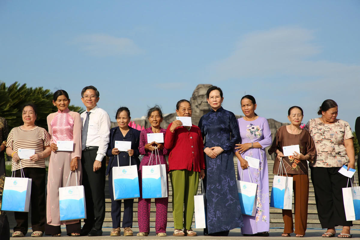 Phó Chủ tịch Ủy ban Trung ương MTTQ Việt Nam, Chủ tịch Hội LHPN Việt Nam Lê Thị Thủy (ở giữa) tặng quà cho các gia đình có công cách mạng. Ảnh: CĐ.