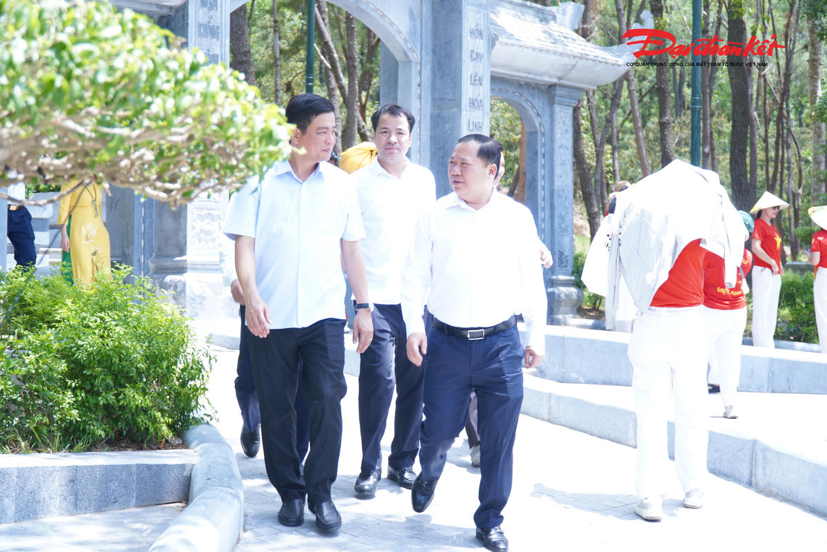 Đoàn công tác của Đảng ủy MTTQ, các đoàn thể Trung ương do ông Nguyễn Phi Long - Ủy viên Trung ương Đảng, Phó Bí thư Thường trực Đảng ủy, Phó Chủ tịch UBTƯ MTTQ Việt Nam dẫn đầu đến dâng hương tại Khu di tích Ngã ba Đồng Lộc. Ảnh: HN.