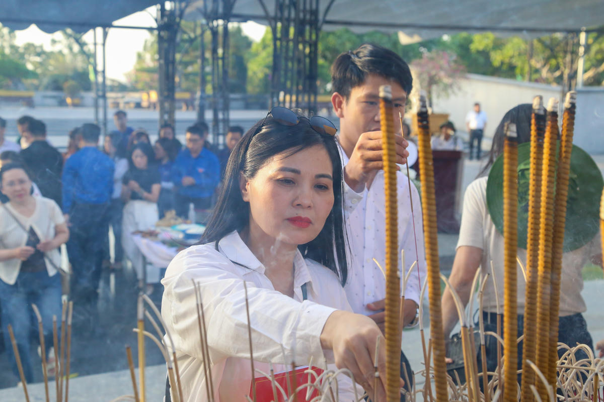 Đoàn công tác của Đảng ủy MTTQ, các đoàn thể Trung ương tri ân liệt sĩ tại Quảng Trị