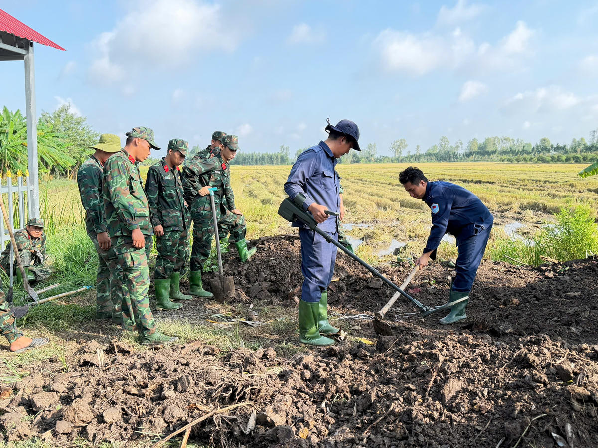 Lực lượng rà phá bom mìn tiến hành kiểm tra kỹ lưỡng để bảo đảm an toàn tuyệt đối cho khu vực khai quật. Ảnh Hồng Thắm