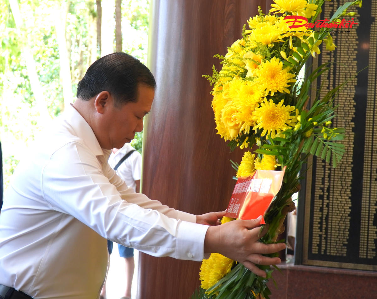 Ông Nguyễn Phi Long thành kính dâng hoa, bày tỏ lòng tri ân sâu sắc đối với các anh hùng liệt sĩ tại Ngã ba Đồng Lộc.