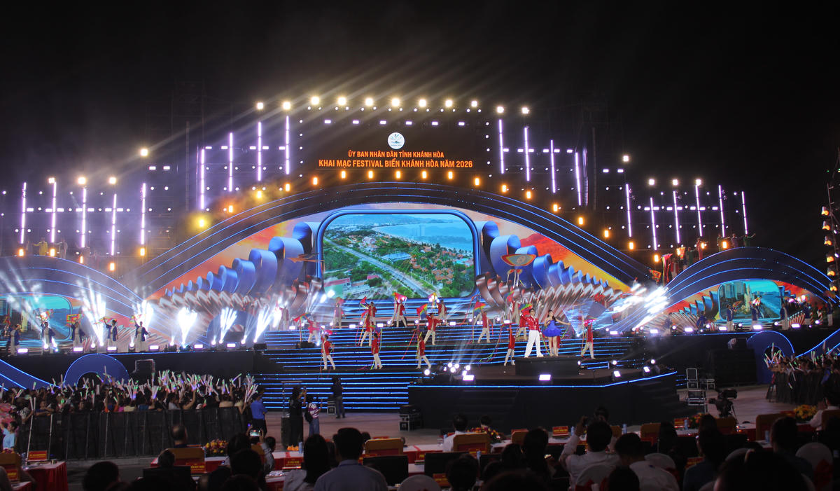 Nhiều tiết mục văn nghệ trình diễn tại đêm lễ khai mạc Festival Biển Khánh Hòa 2026.