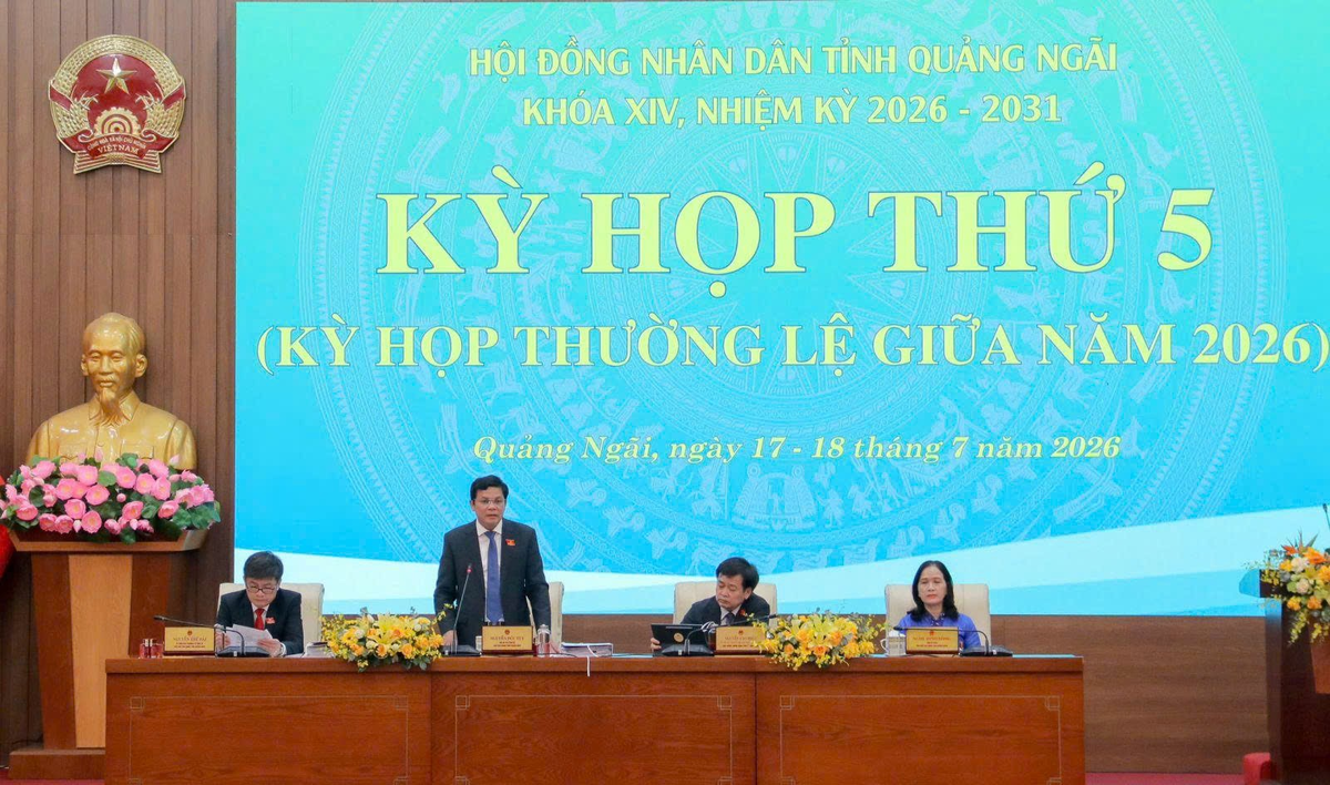 Phó Bí thư Tỉnh ủy, Chủ tịch HĐND tỉnh Nguyễn Đức Tuy phát biểu tại kỳ họp. Ảnh: Bá Tứ.
