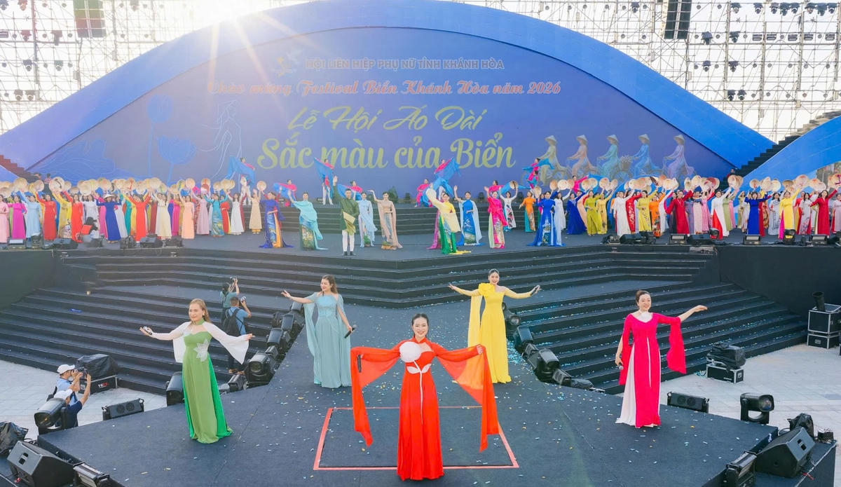 Phần trình diễn áo dài với nhiều sắc màu rực rỡ tại Festival Biển Khánh Hòa 2026. 