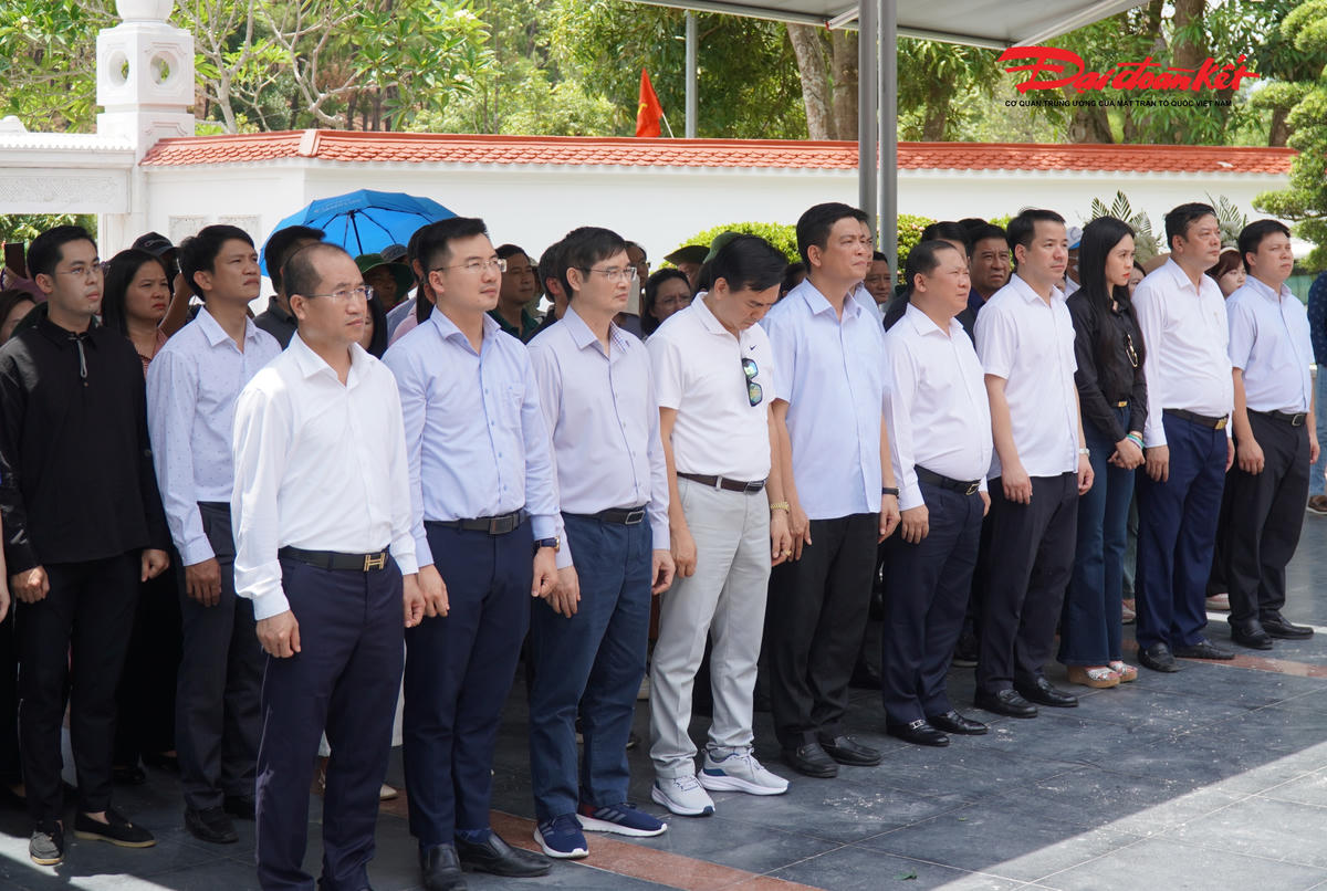 Ông Nguyễn Phi Long và đoàn công tác dâng hương, dâng hoa tại Khu mộ 10 nữ anh hùng liệt sĩ thanh niên xung phong ở Ngã ba Đồng Lộc. Ảnh: HN.