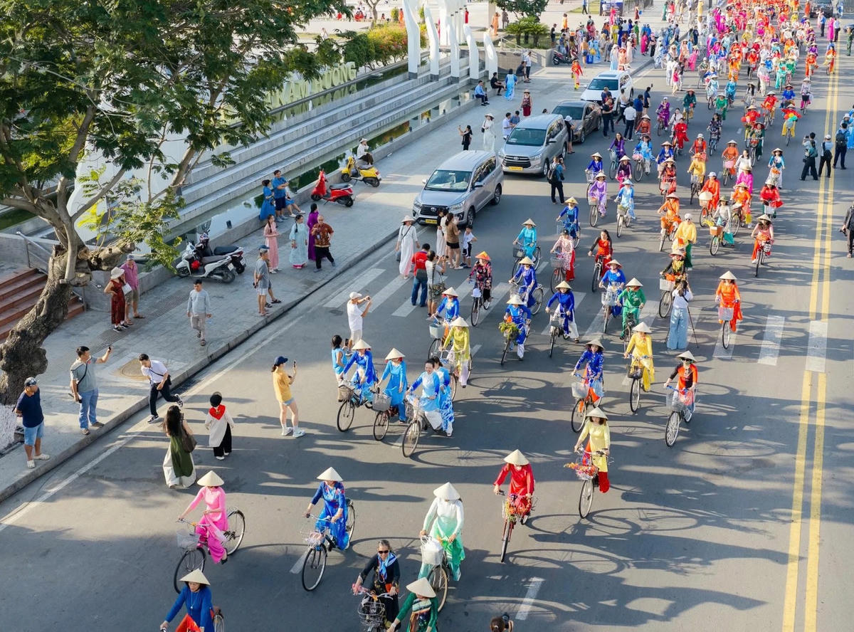 Diễu hành bằng xe đạp trên phố với tà áo dài cờ đỏ sao vàng tại Festival Biển Khánh Hòa 2026.