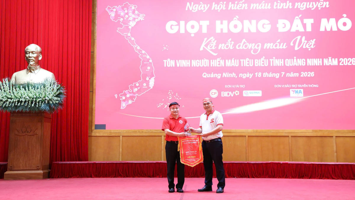 Ông Nguyễn Văn Nhữ, Chánh Văn phòng Trung tâm Máu Quốc gia tặng Biểu trưng, Cờ lưu niệm của Ban Tổ chức Hành trình Đỏ Trung ương đến Ban Chỉ đạo vận động hiến máu tình nguyện tỉnh Quảng Ninh.