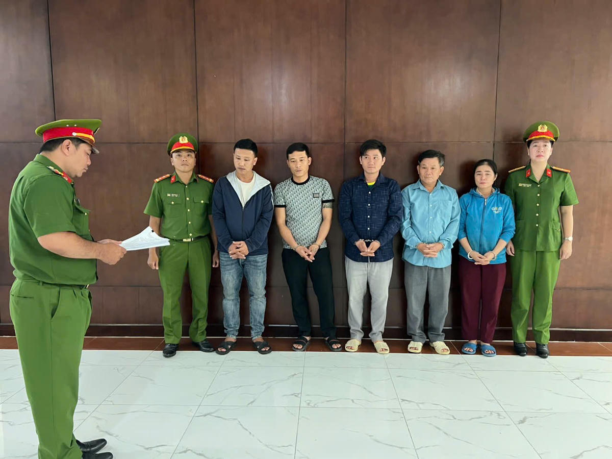 Nhóm đối tượng (từ trái qua phải) gồm: Nguyễn Văn Đại, Đậu Đức Minh, Chu Văn Hữu, Chu Văn Thanh và Phạm Thị Phương tại cơ quan công an.