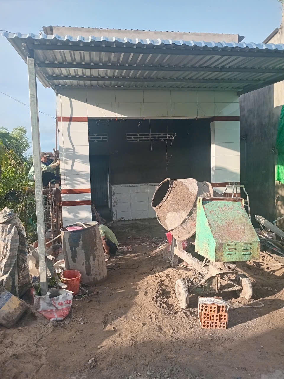 Một căn nhà Đại đoàn kết trên địa bàn phường Mỹ Ngãi đang được khẩn trương thi công từ nguồn vận động của Quỹ Vì người nghèo và các nguồn xã hội hóa, giúp hộ khó khăn sớm ổn định chỗ ở. (Ảnh: An Nam).