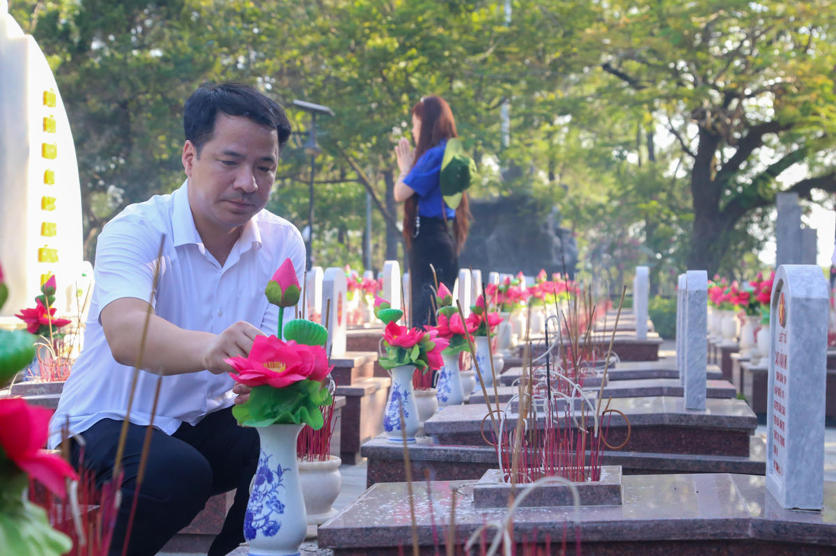 Đoàn công tác của Đảng ủy MTTQ, các đoàn thể Trung ương viếng khu mộ Đại tướng Võ Nguyên Giáp