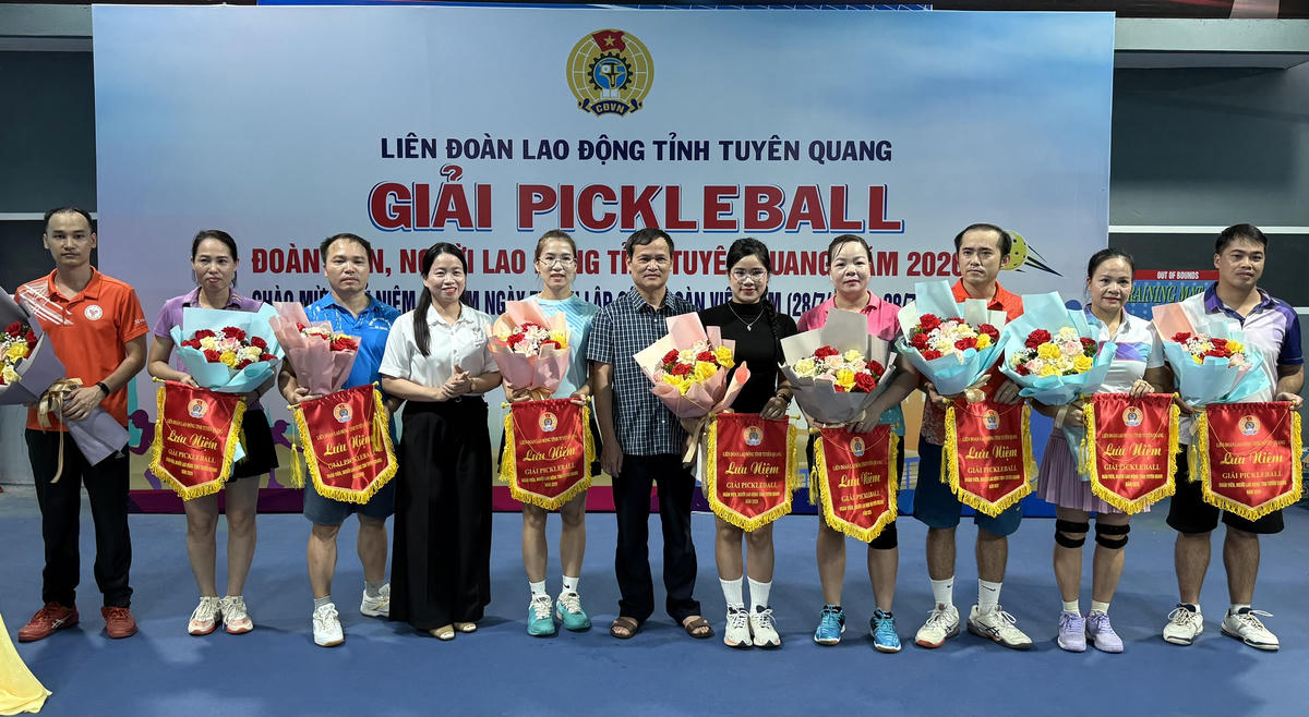 Ban tổ chức trao cờ, hoa cho các công đoàn cơ sở tham gia giải đấu.