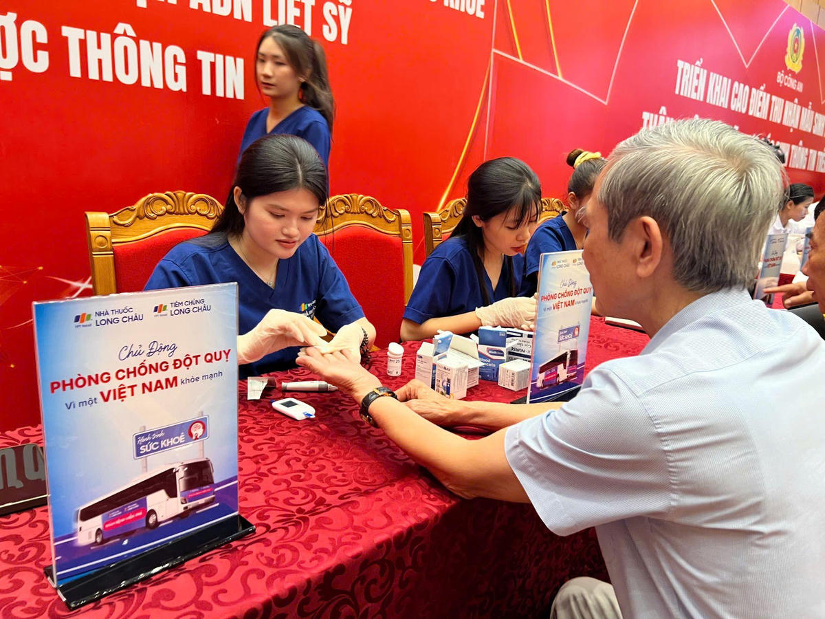 Được đồng hành hỗ trợ chăm sóc sức khỏe người dân, thân nhân liệt sĩ trên mọi miền đất nước trong “Chiến dịch 500 ngày đêm” là niềm vinh dự lớn đối với các chuyên viên y tế trẻ. Ảnh: H.Khánh