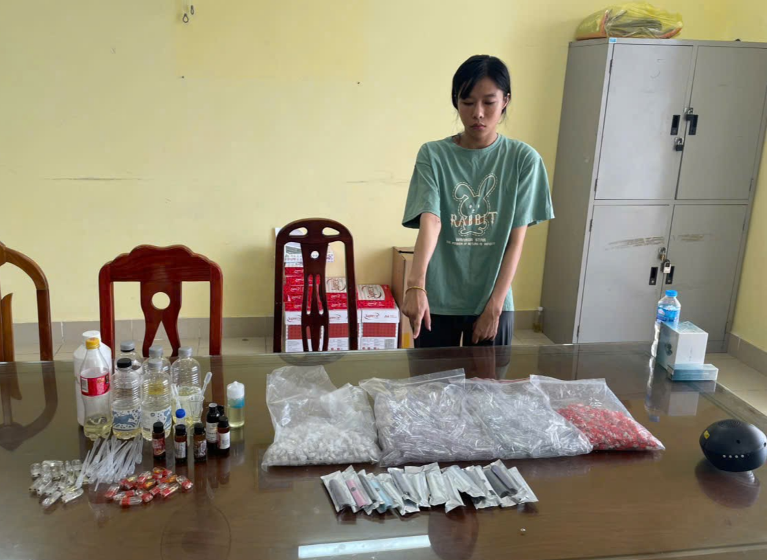 Đối tượng Nguyễn Thị Tố Nga cùng tang vật.