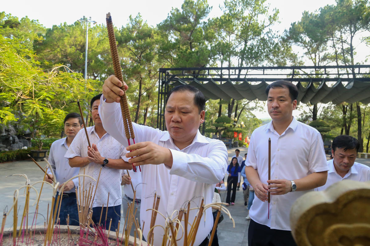 Đoàn công tác của Đảng ủy MTTQ, các đoàn thể Trung ương tri ân liệt sĩ tại Quảng Trị