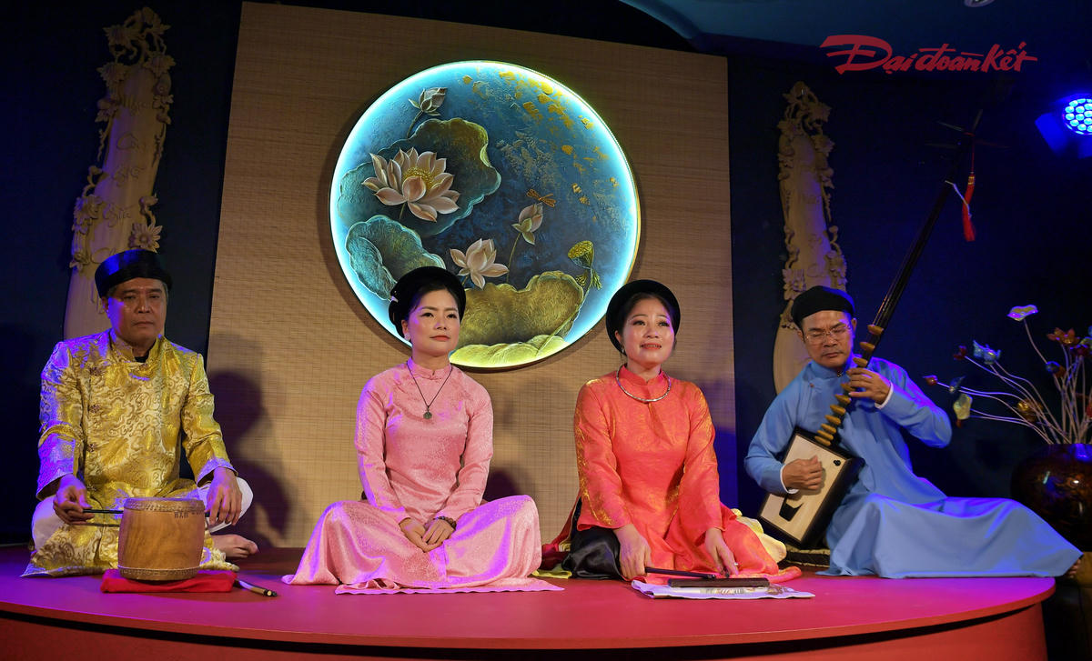 Không chỉ có rối nước hay xẩm, CADAO Collective còn đưa du khách đi khám phá những thể cách ca trù.