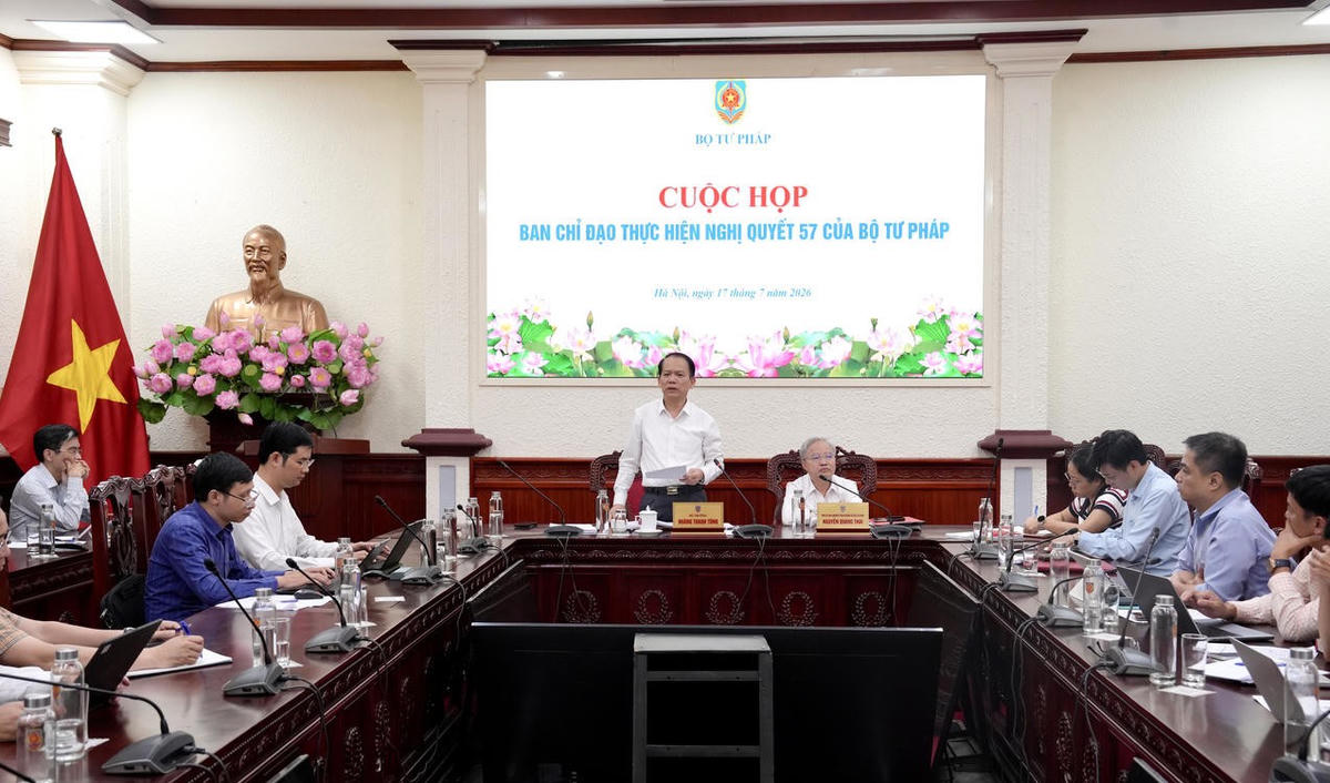 Bộ trưởng Bộ Tư pháp Hoàng Thanh Tùng phát biểu tại cuộc họp.
