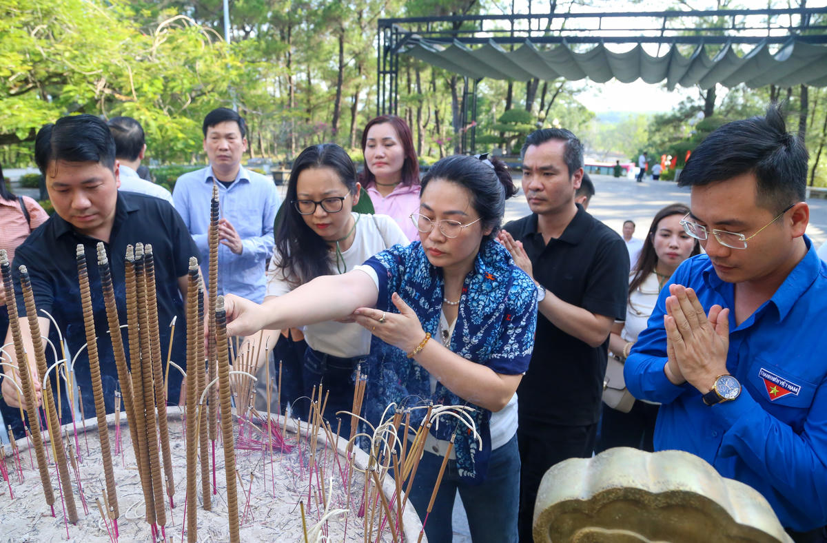 Các đại biểu trong đoàn thành kính dâng hương tưởng nhớ công lao to lớn của các Anh hùng liệt sĩ. Ảnh: Đỗ Văn.
