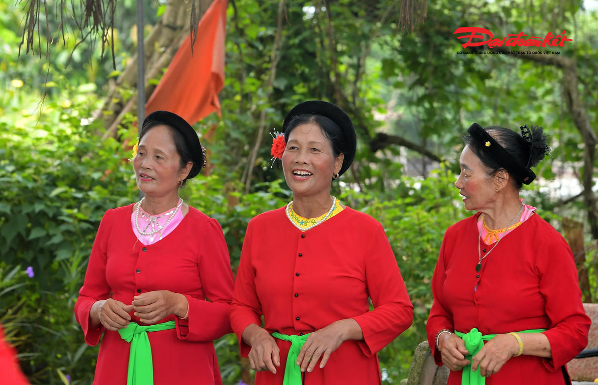 Nét đặc sắc của hát trống quân Phúc Lâm là việc sử dụng các từ đệm như “thời”, “là”, “nay”, “ấy”. Những từ đệm này giúp kéo dài âm thanh, tạo nhịp điệu mềm mại và tăng tính biểu cảm cho lời ca. Người hát cũng thường sử dụng kỹ thuật đảo vị trí từ ngữ hoặc nhấn mạnh các từ khóa quan trọng nhằm tạo điểm nhấn nghệ thuật và hỗ trợ quá trình đối đáp.